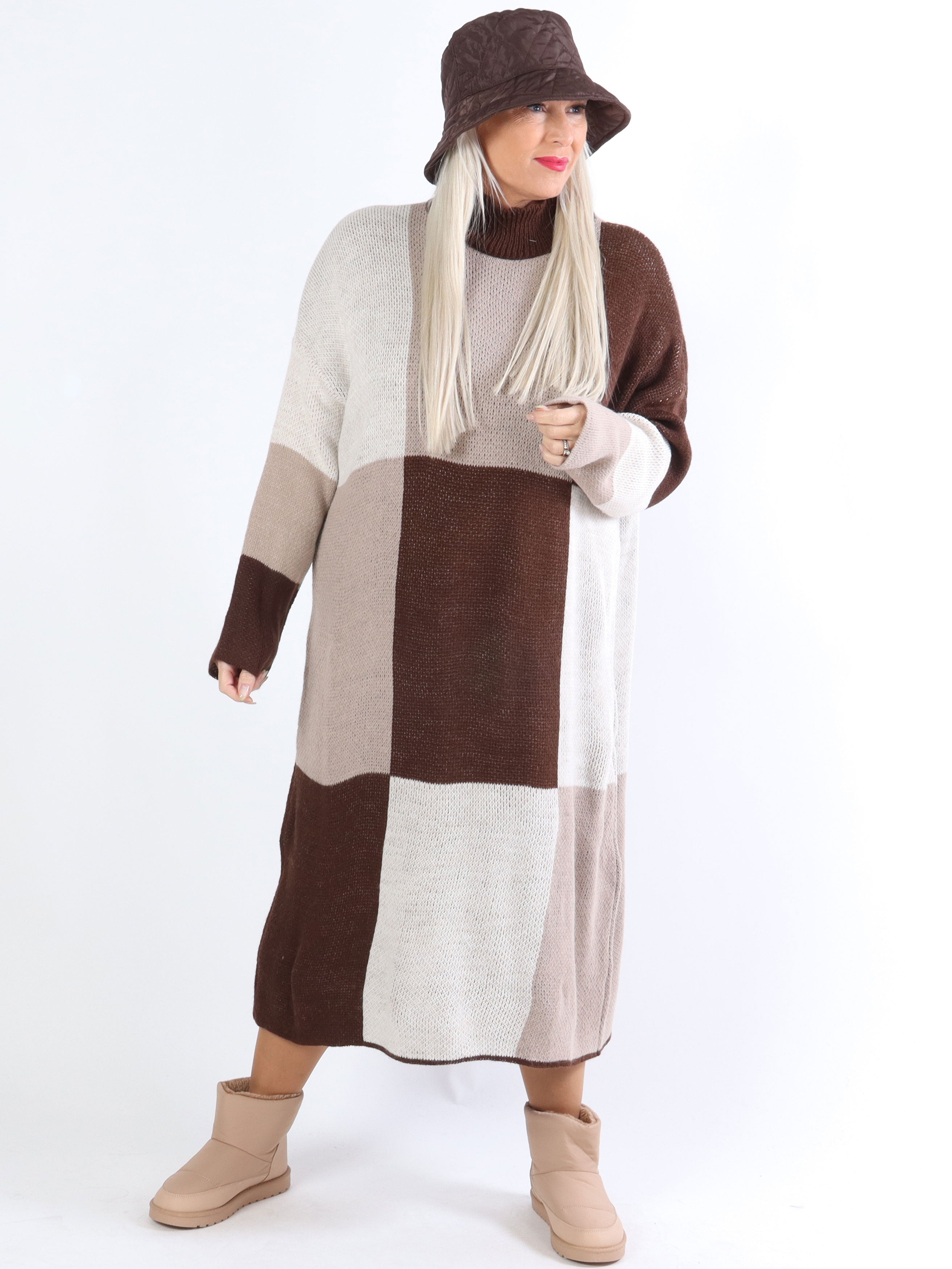 Malika - Rutig plus size stickad klänning med rullhals - Brown